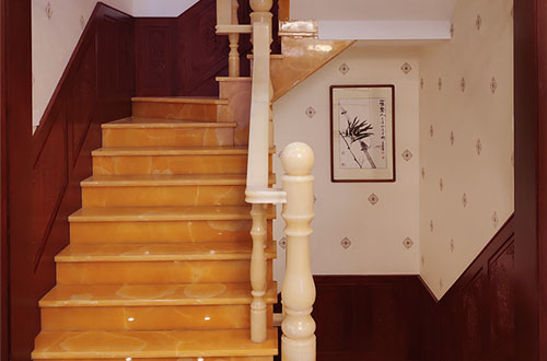 衢州中式别墅室内汉白玉石楼梯的定制安装装饰效果
